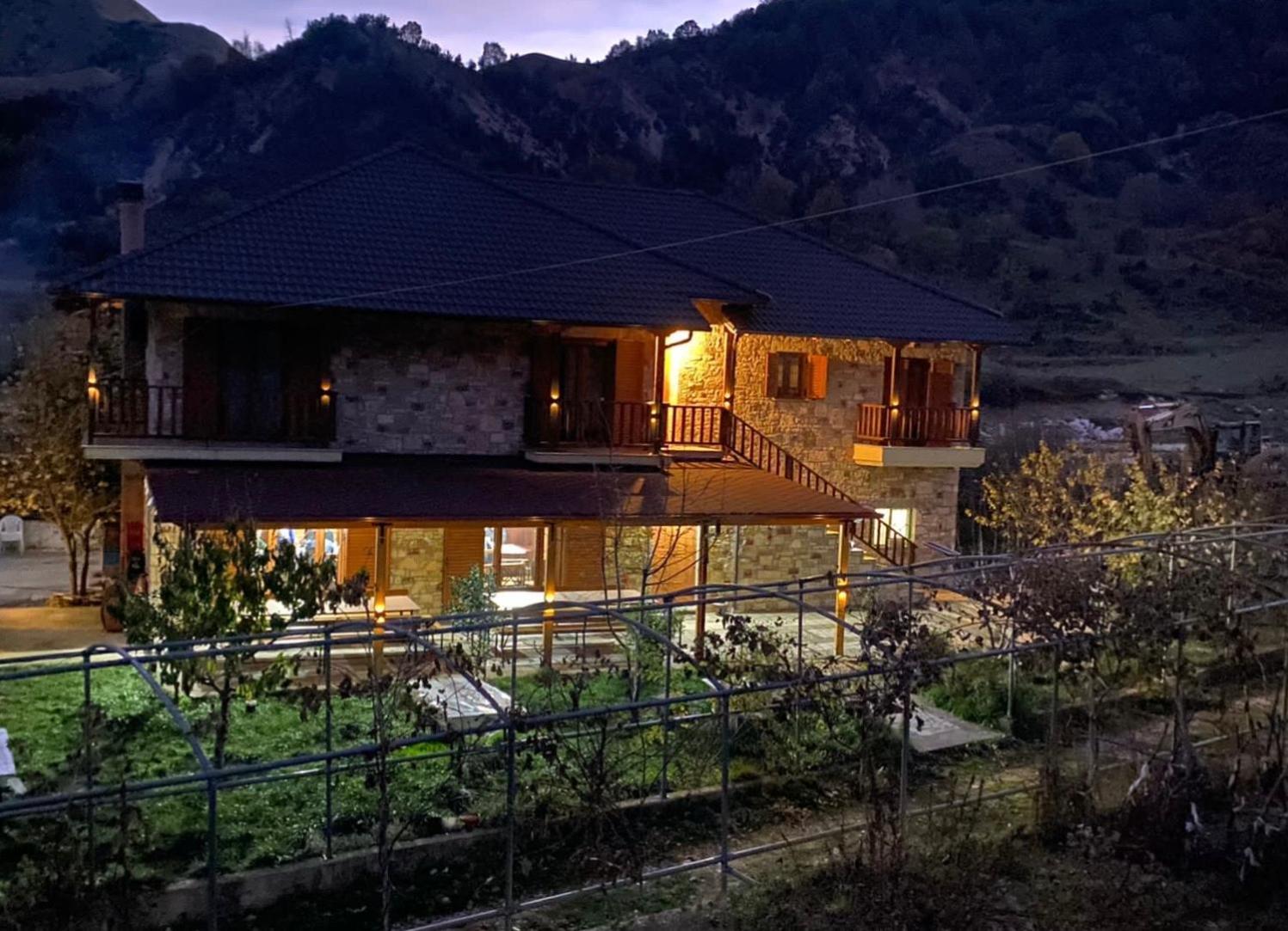Hostel Bujtina Hader Xhebro Tepelene Exterior foto